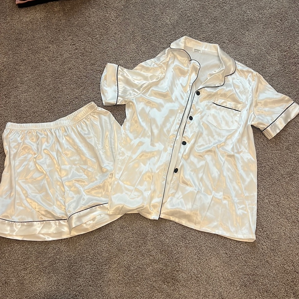 Amazon Swomog White Pajama Set - Size Large
